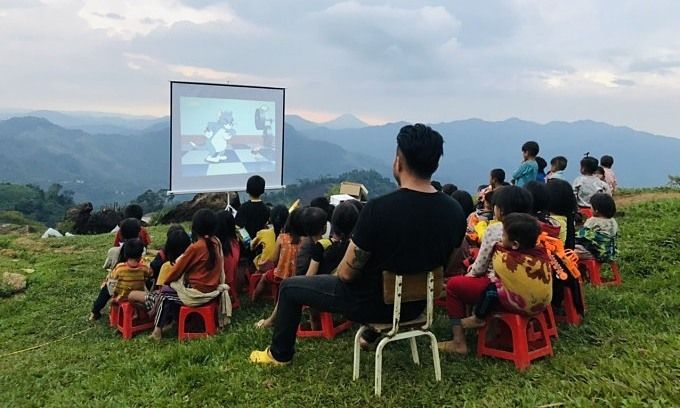 2022年5月、クアンナム省ナムトラミー郡の農村にあるタクポ小学校でのアニメ映画上映会　ⓒ VnExpress